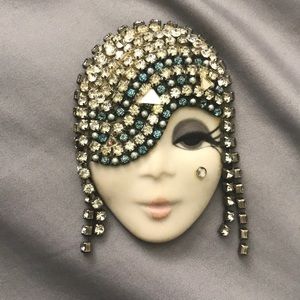 Vintage ceramic pin 🎭
